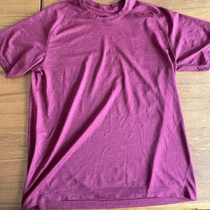 Men’s Lululemon Metal Vent Tech shirt (Dark Red)